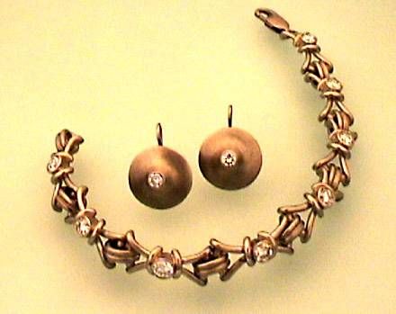 Open Bow 18K Yellow Gold Diamond bracelet with UFO Earrings